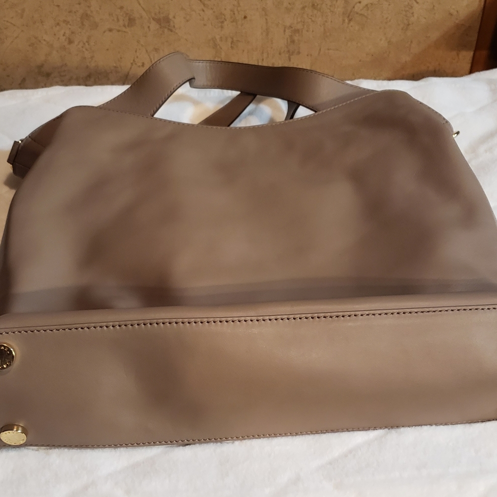 Handbags - Picture 2 of 8